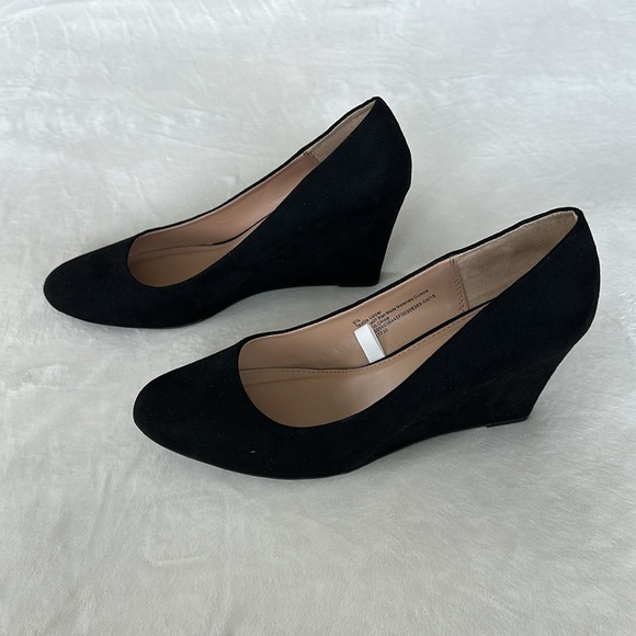 A New Day Black Suede Wedge Heels Size 9.5 – Classic Closed Toe - Picture 3 of 5